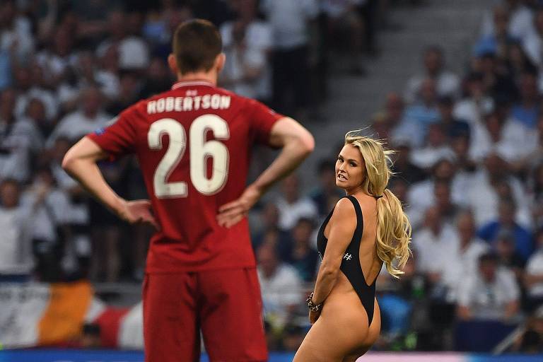 Observada pelo lateral esquerdo Andrew Robertson, do Liverpool, modelo invade o campo, em Madri, para promover site pornô e interrompe a final da Liga dos Campeões