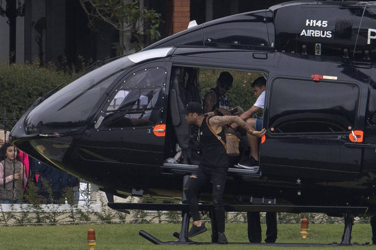 Neymar chega à Granja Comary de helicóptero no domingo (2)