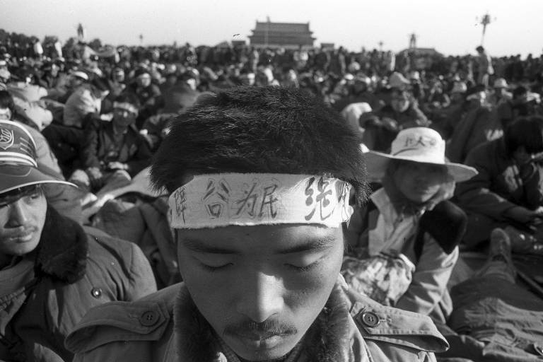 Estudante em meditação durante protestos na Praça da Paz Celestisal em 1989