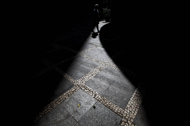 Calçadas com pedras portuguesas no centro de São Paulo. Prefeitura faz teste para substituir o calçadão
