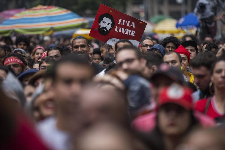 Festival Lula Livre, em defesa da liberdade do ex-presidente, reúne artistas, políticos e demais apoiadores na Praça da República, em São Paulo
