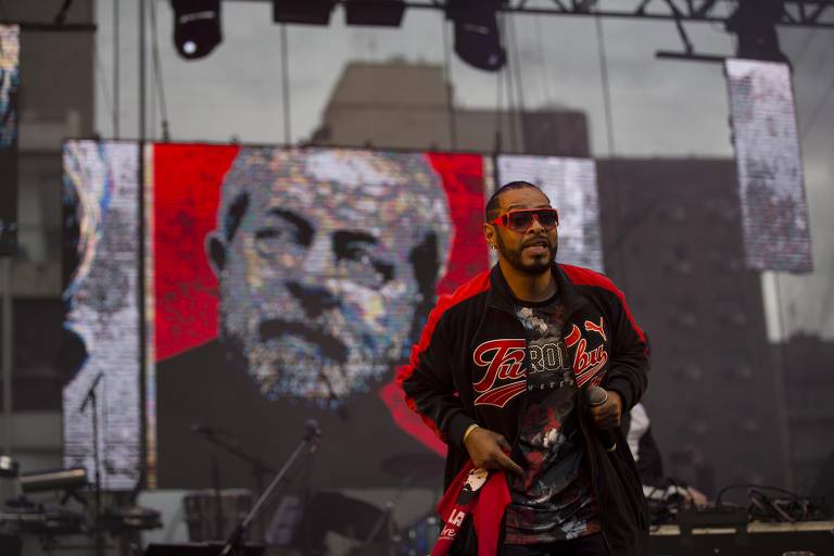 Festival Lula Livre, em defesa da liberdade do ex-presidente, reúne artistas, políticos e demais apoiadores na Praça da República, em São Paulo