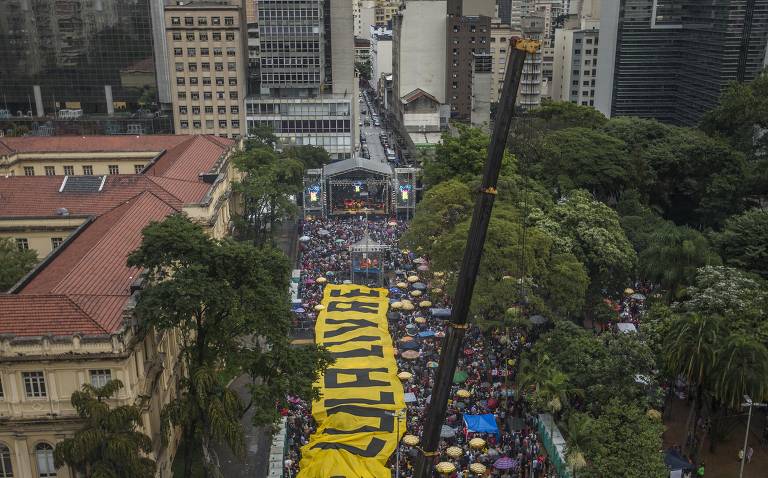 Festival Lula Livre, em defesa da liberdade do ex-presidente, reúne artistas, políticos e demais apoiadores na Praça da República, em São Paulo