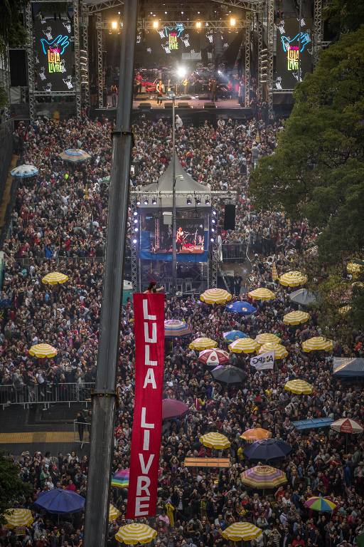 Festival Lula Livre, em defesa da liberdade do ex-presidente, reúne artistas, políticos e demais apoiadores na Praça da República, em São Paulo
