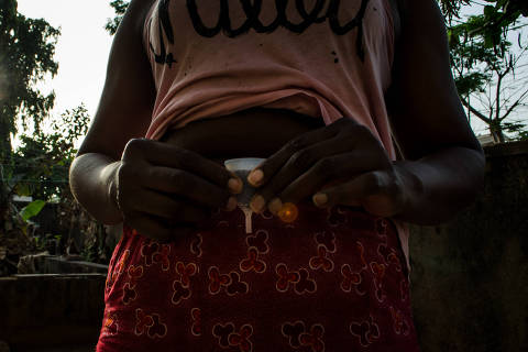 ABUJA, NIGÉRIA, 04.04.2019 - Nigeriana, em Abuja, capital da Nigéria, com um coletor menstrual. (Foto: Thainá Prado/Folhapress)