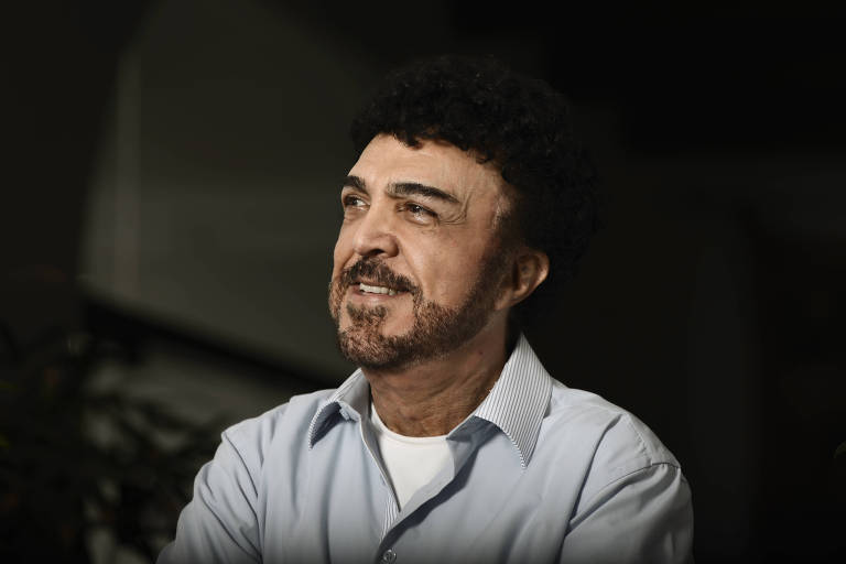 Em foto colorida, o compositor Luiz Ayrão aparece sorrindo