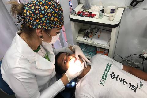 (dentista Aline Borba): A dentista Aline Borba, de Ribeirão Preto (SP), faz atendimento a morador no sudoeste da Bahia, durante projeto 