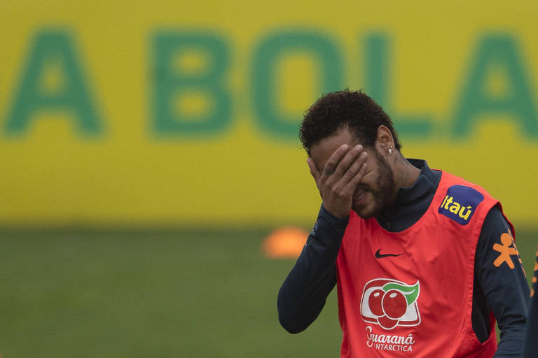 Neymar passa a mão no rosto durante treino da seleção brasileira neste domingo (2), em Teresópolis