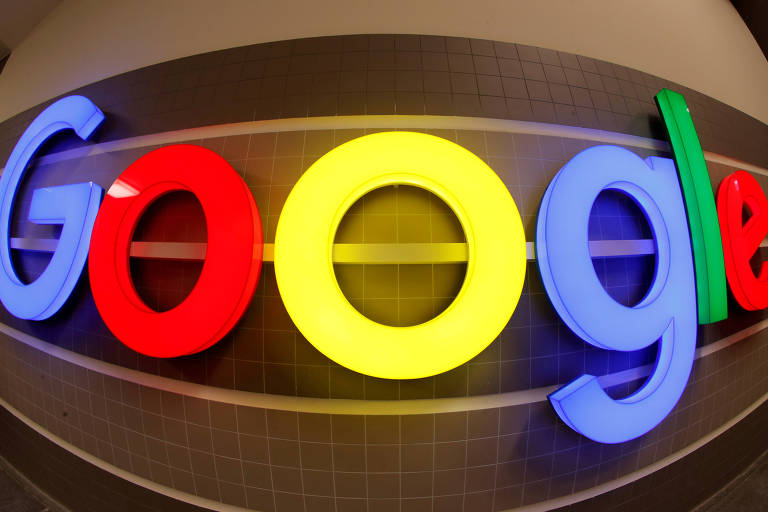 Logo iluminado do Google dentro de um escritório da empresa em Zurique, na Suíça. Foto foi tirada com lente olho de peixe. Logo da empresa aparece com mudança com uma curva por conta do efeito da lente.