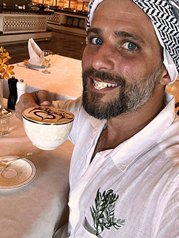 Bruno Gagliasso no café em Dubai