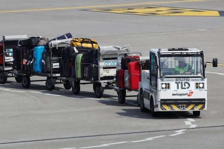 Os carregadores de bagagem podem ser das próprias companhias aéreas ou pertencer a empresas independentes
