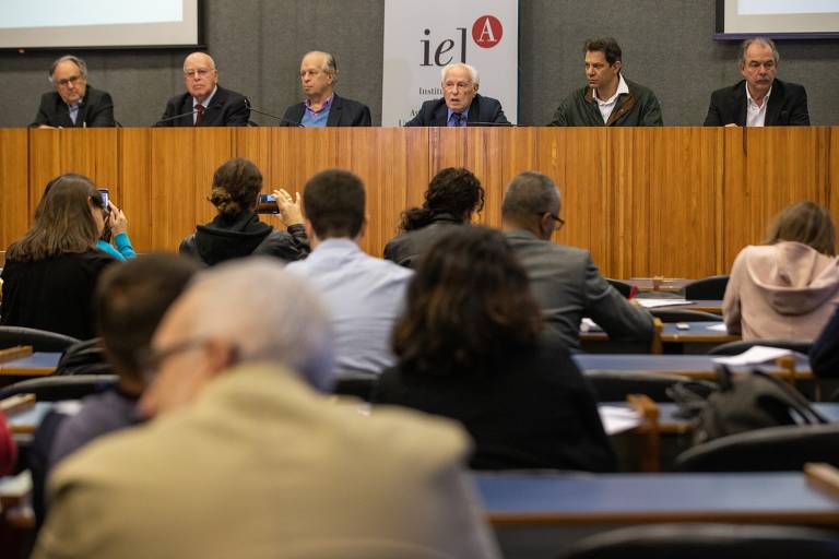 José Goldemberg, Murílio Hingel, Cristovam Buarque, Fernando Haddad, Aloizio Mercadante e Renato Janine Ribeiro, ex-ministros da Educação em diferentes governos, se reuniram pela primeira vez nesta terça-feira (4) para discutir a situação da Educação no país no Auditório do Instituto de Estudos Avançados da USP, na Cidade Universitária