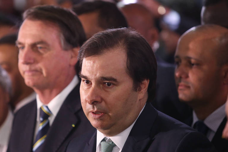 O Presidente Jair Bolsonaro acompanhado pelo presidente da CÃ¢mara dos Deputados Rodrigo Maia, durante entrevista coletiva