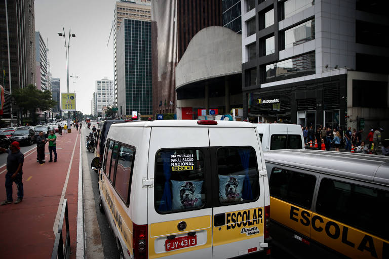 Motoristas de transporte escolar fazem protesto a Av. Paulista