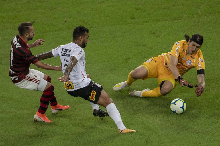 Éverton Ribeiro, do Flamengo, disputa a bola com Michel e o goleiro Cássio, do Corinthians, durante segunda partida das oitavas de final da Copa do Brasil, no Maracanã