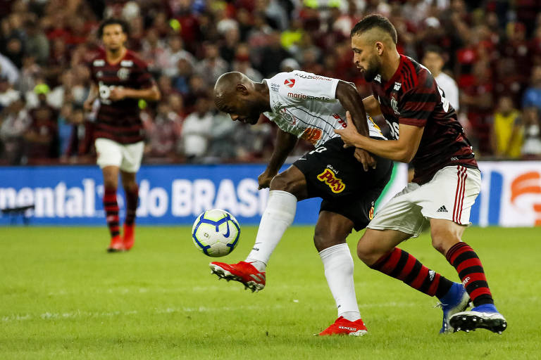 Vagner Love tenta se livrar da marcação do zagueiro rubro-negro Léo Duarte no clássico da Copa do Brasil no Maracanã