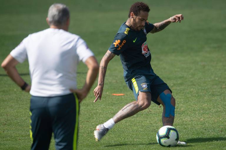 Neymar faz jogada sob os olhares de Tite durante treino da seleção na Granja Comary