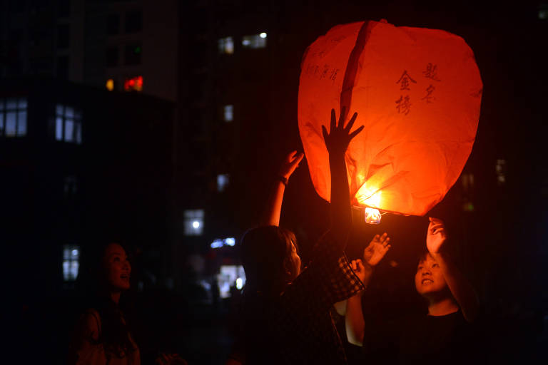 Estudantes preparam lanterna para orar pelo teste anual 'gaokao' na cidade de Luan