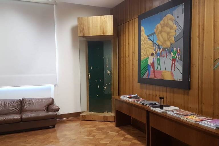 Secretário estadual de Educação instalou na entrada do gabinete uma porta da escola de Suzano