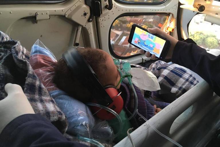 Criança com pneumonia precisou ser transportada de helicóptero e médico teve que mostrar vídeos no celular para acalmá-la