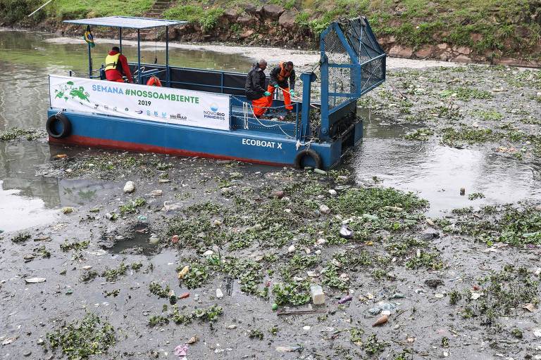 Barcas para recolhimento de lixo em suspensão no rio Pinheiros