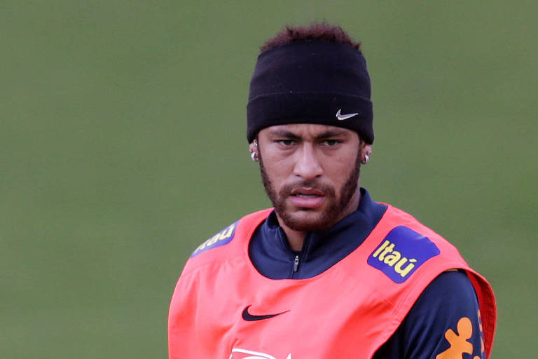 Neymar durante treino da seleção brasileira na Granja Comary