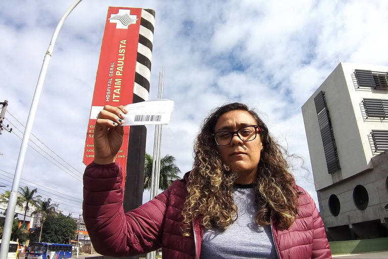 A atendente Kezia Rayane Soares da Silva, 27 anos, reclama da falta de previsão do Hospital Santa Marcelina do Itaim Paulista para que o cateterismo de sua mãe, Carmen Leda Soares, 57 anos, seja feito