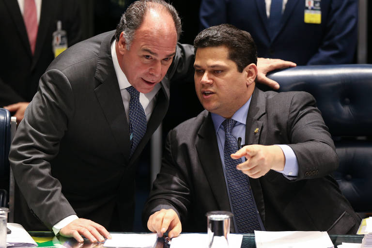 O presidente do Congresso e do Senado, Davi Alcolumbre (DEM-AP), conversa com o senador Fernando Bezerra Coelho (MDB-PE), líder do governo no Senado e alvo de operação da PF