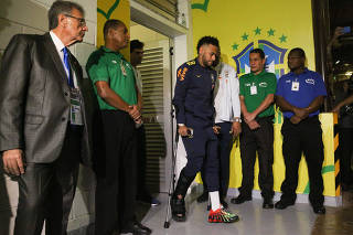 Neymar deixa o estádio Mané Garrincha de muleta