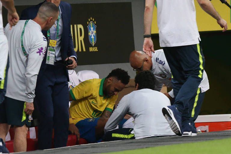 Neymar é atendido pelos médicos da seleção brasileira no amistoso com o Qatar, no estádio Mané Garrincha, em Brasília