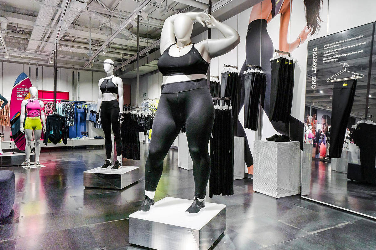 F5 Estilo Nike come a a usar manequins plus size em loja de