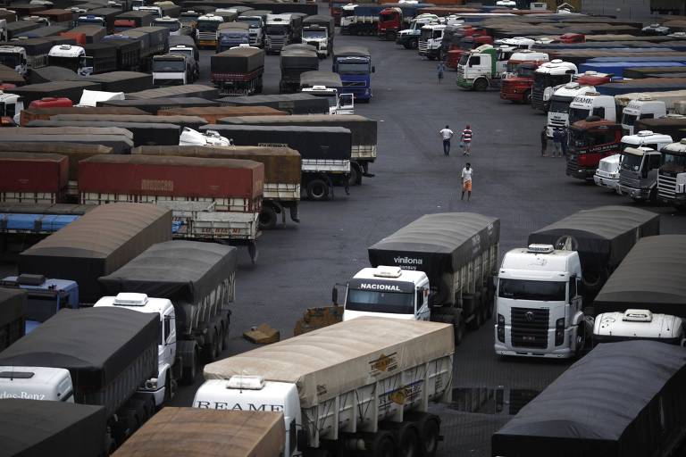 Caminhões estacionados em Cubatão (SP); em projeto de lei entregue à Câmara, governo propõe fim da exigência do exame toxicológico para motoristas profissionais
