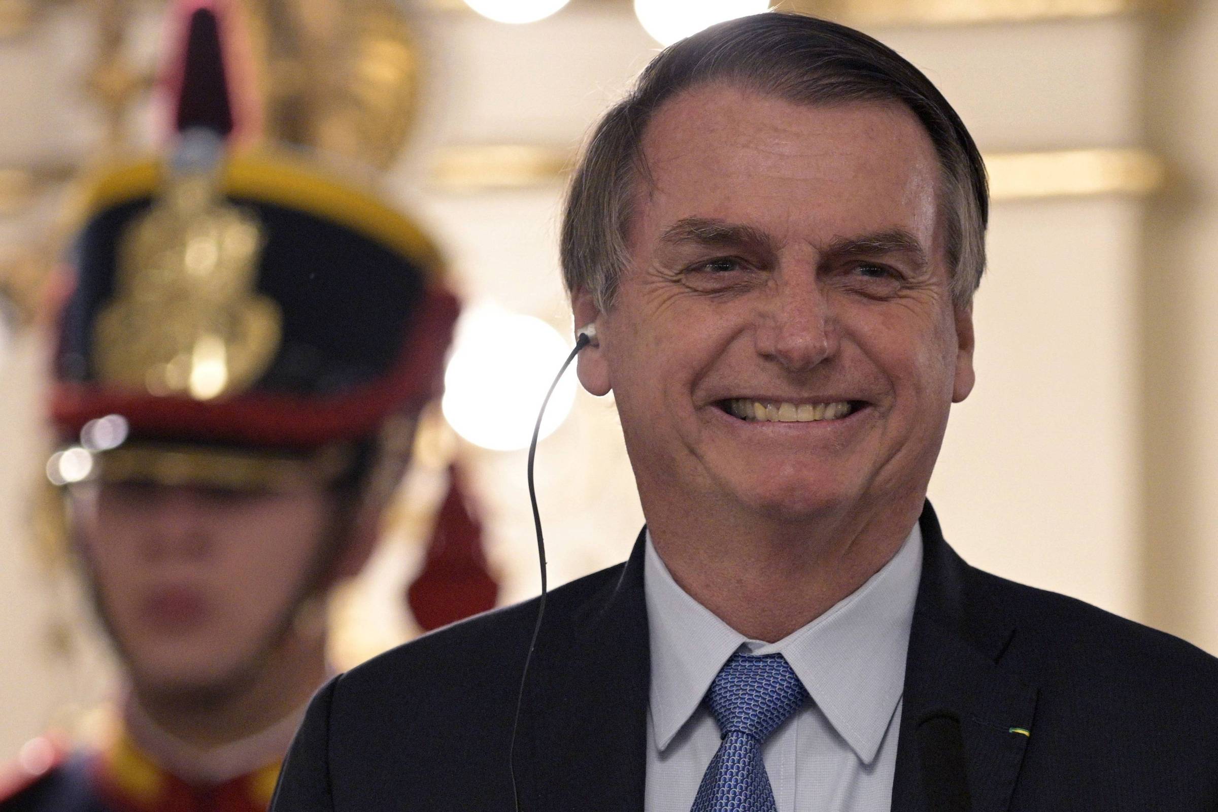 Em momento de descontração, Bolsonaro diz que está apaixonado por repórter da Folha