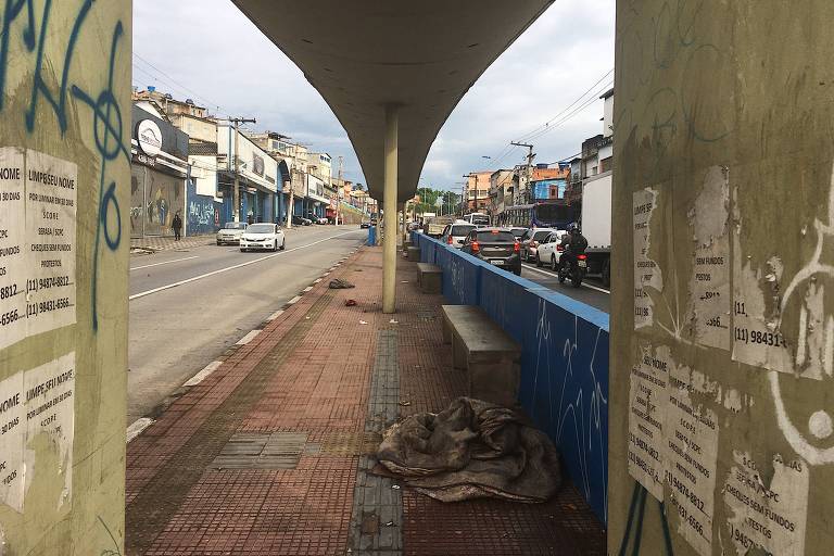 Ponto de ônibus abandonado em Carapicuíba acabou servindo de abrigo para pessoas em situação de rua 
