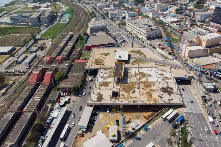 Obra do terminal em Carapicuíba, previsto inicialmente para 2016