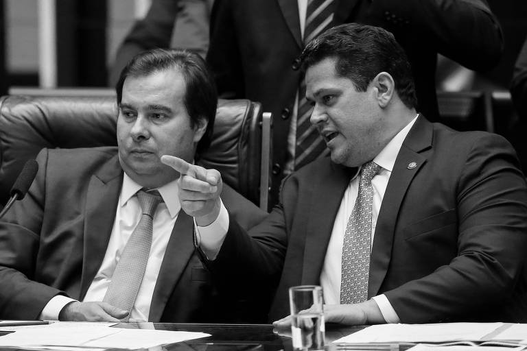 Os presidentes da Câmara, Rodrigo Maia, e do Senado, Davi Alcolumbre, conversam durante sessão de votação da PEC do Orçamento impositivo
