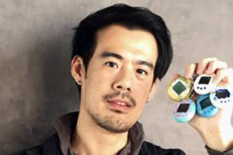 Josiah Chua com sua coleção de Tamagotchis