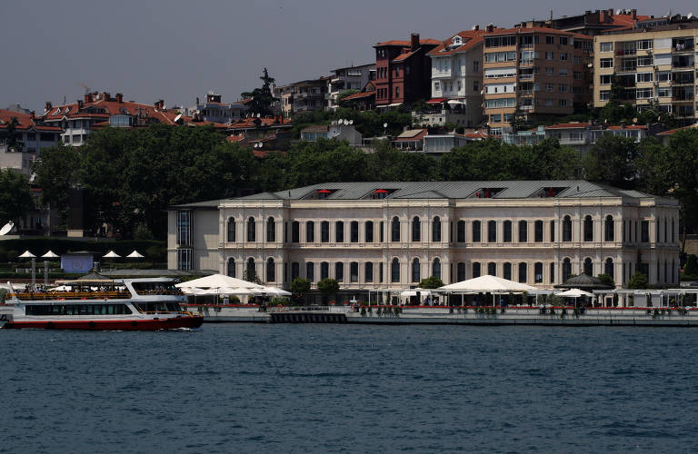 O Hotel Four Seasons Bosphorus, nem Istambul, na Turquia, onde aconteceu a cerimônia de casamento do meia do Arsenal Mesut Ozil e de sua noiva Amina Gulse