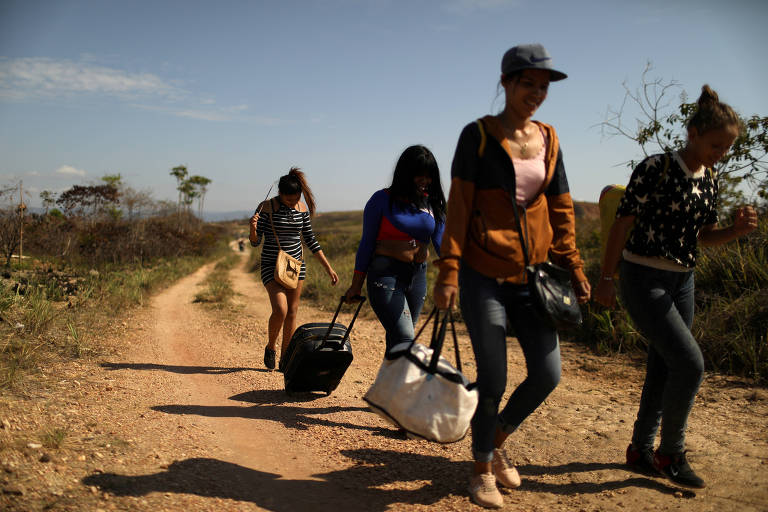 Venezuelanos chegam ao Brasil pela fronteira com Pacaraima, em Roraima  