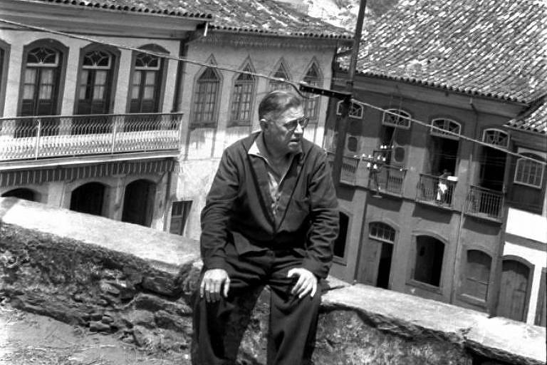 O filósofo francês Jean-Paul Satre durante visita ao Brasil, em Ouro Preto, em Minas Gerais, no ano de 1960