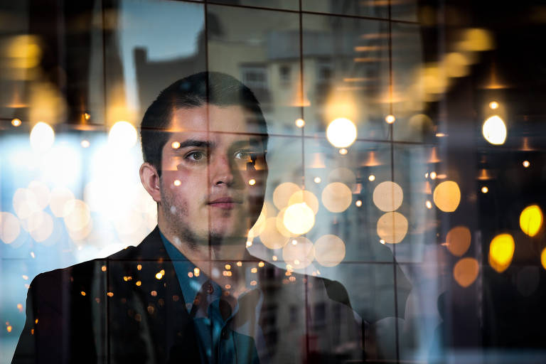 O empreendedor Vitor Pompei, 22, com MBA em business inovation, no espaço de coworking da Fiap