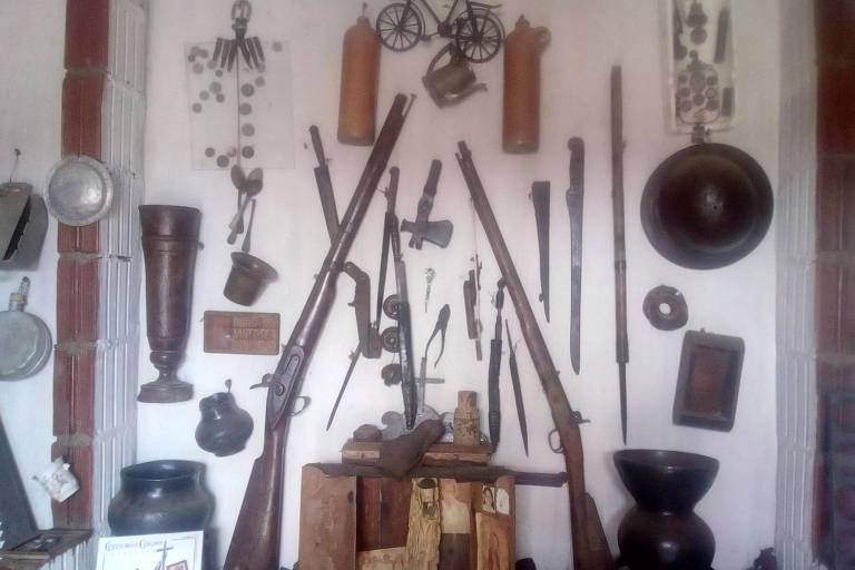 Objetos da guerra entre o Exército brasileiro e seguidores de Antônio Conselheiro expostos no Museu Histórico de Canudos 