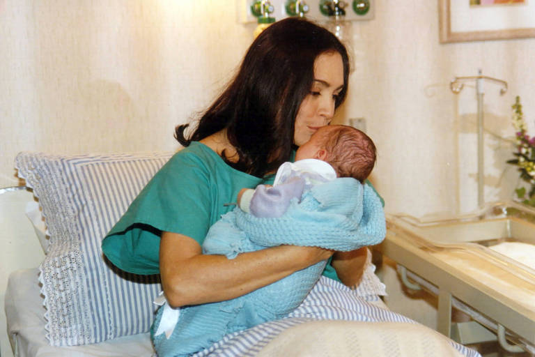 Regina Duarte dá o seu bebê saudável pelo filho morto de Eduarda 