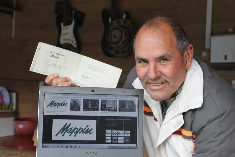 O motorista de aplicativo João Ribeiro dos Santos ainda tem o carnê do Mappin; ele fez muitas compras na famosa loja, nos anos 1970