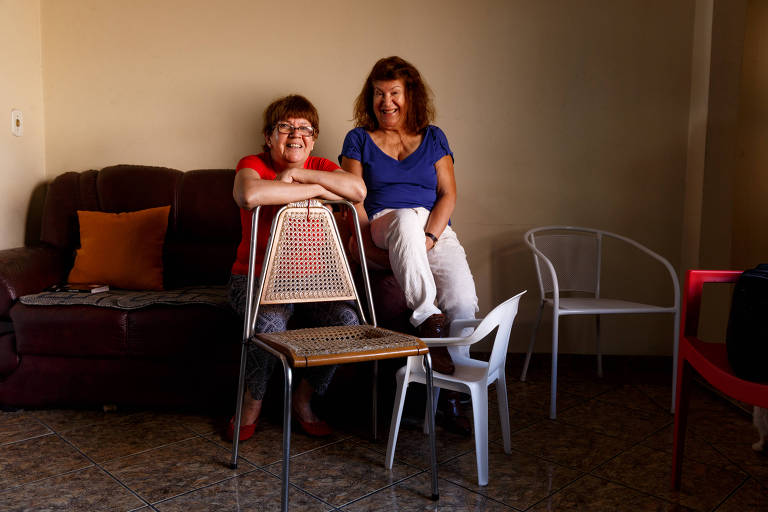 A aposentada Luzia Oliveira da Silva Aguena (dir.), frequentadora o Mappin da região central na companhia da irmã,  Maria Aparecida da Silva. As irmãs mostram as cadeiras compradas na loja: a de ferro, nos anos 1970, e a de plástico, nos anos 1980.