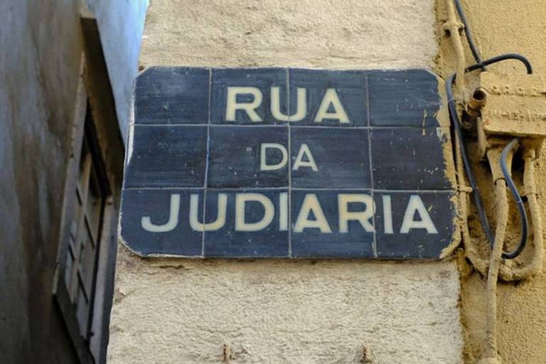 Rua da Judiaria, situada em um antigo bairro judeu de Lisboa