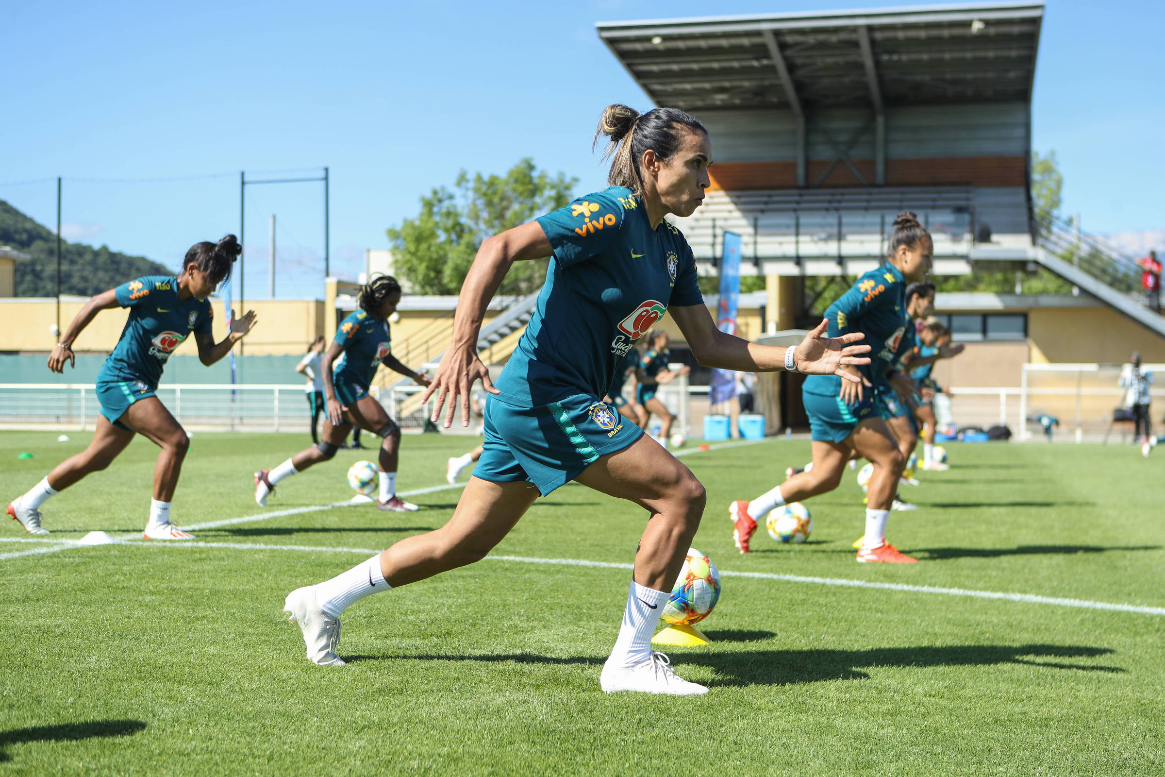 Sem Marta, Brasil tenta triunfo de geração no futebol ...