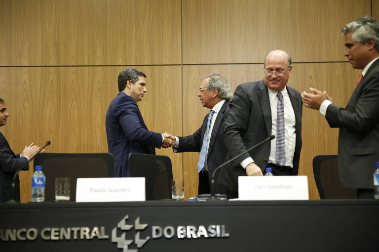 O novo presidente do Banco Central, Roberto Campos Neto, com o ministro da Economia, Paulo Guedes, durante cerimônia de transmissão de cargo, em março deste ano.