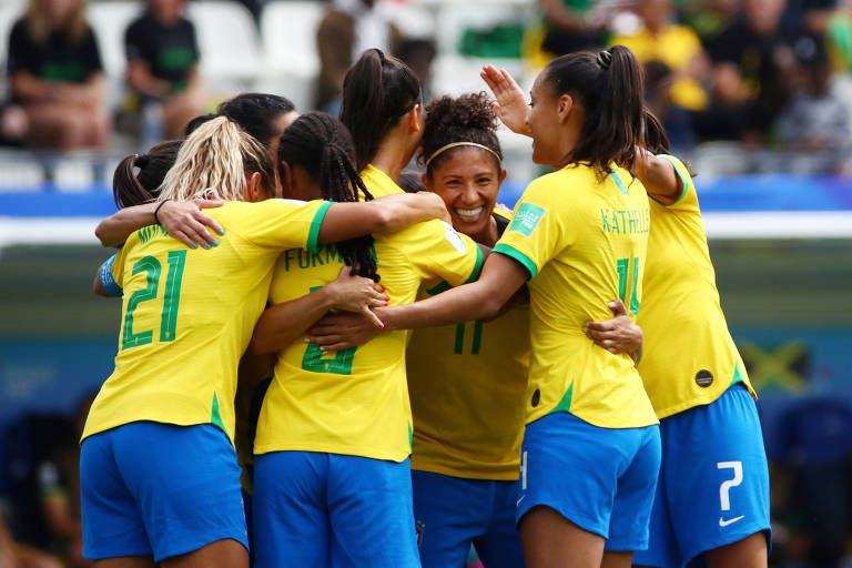 Jogadoras do Brasil celebram gol marcado por Cristiane no jogo contra a Jamaica