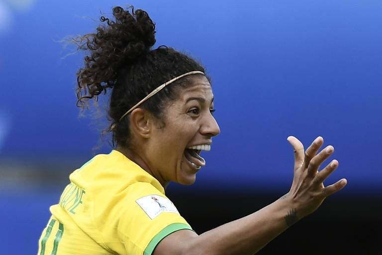 A atacante Cristiane comemora um de seus três gols na vitória brasileira sobre a Jamaica, na Copa do Mundo feminina de futebol